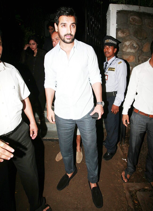 फुर्सत के पलों में नजर आए सैफ अली और बेगम करीना