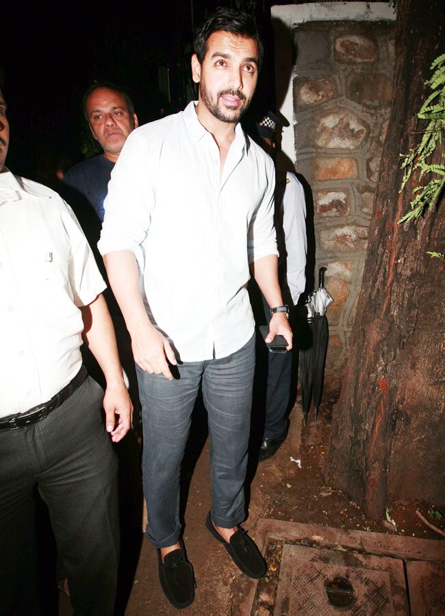 फुर्सत के पलों में नजर आए सैफ अली और बेगम करीना