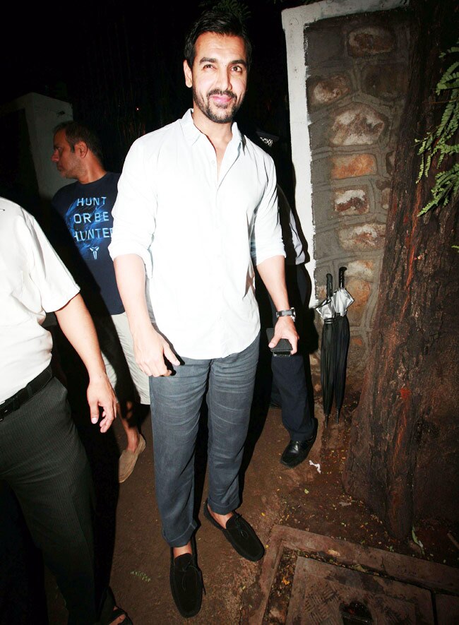 फुर्सत के पलों में नजर आए सैफ अली और बेगम करीना