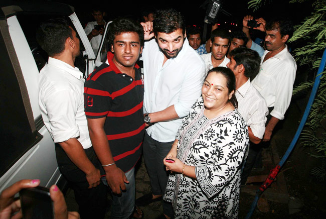 फुर्सत के पलों में नजर आए सैफ अली और बेगम करीना