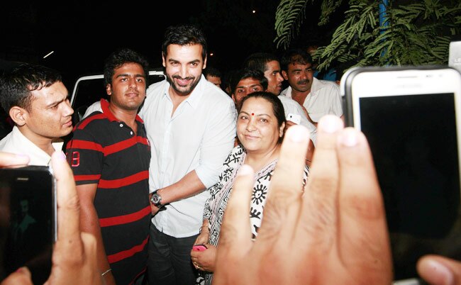 फुर्सत के पलों में नजर आए सैफ अली और बेगम करीना