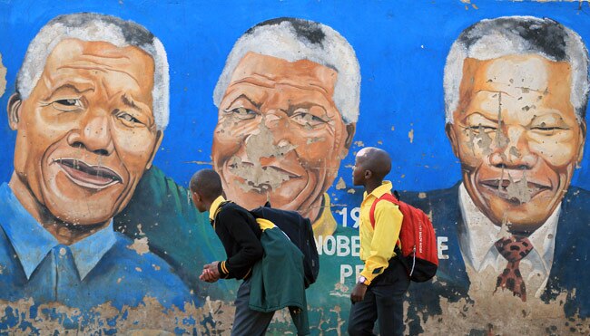 नेल्‍सन मंडेला का जन्‍मदिन आज, दुनियाभर में किए जा रहे हैं याद
