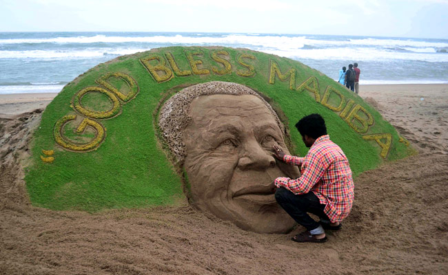 नेल्‍सन मंडेला का जन्‍मदिन आज, दुनियाभर में किए जा रहे हैं याद