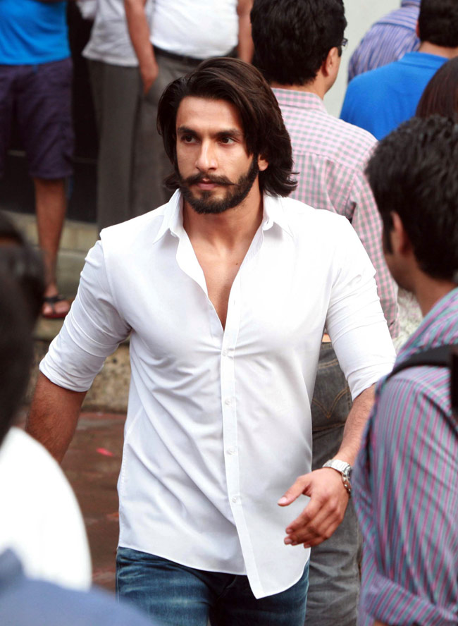 प्रियंका के पिता की अंतिम यात्रा में शामिल हुआ बॉलीवुड