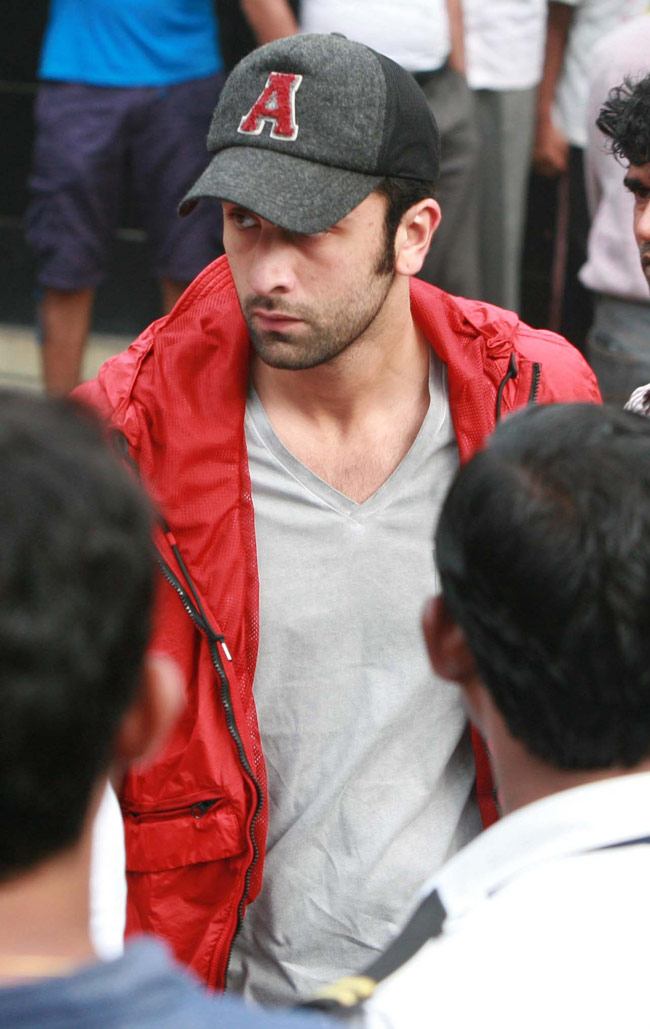 प्रियंका के पिता की अंतिम यात्रा में शामिल हुआ बॉलीवुड