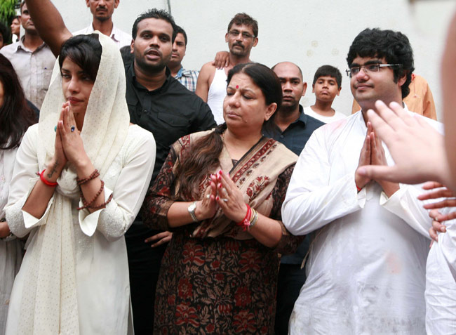 प्रियंका के पिता की अंतिम यात्रा में शामिल हुआ बॉलीवुड