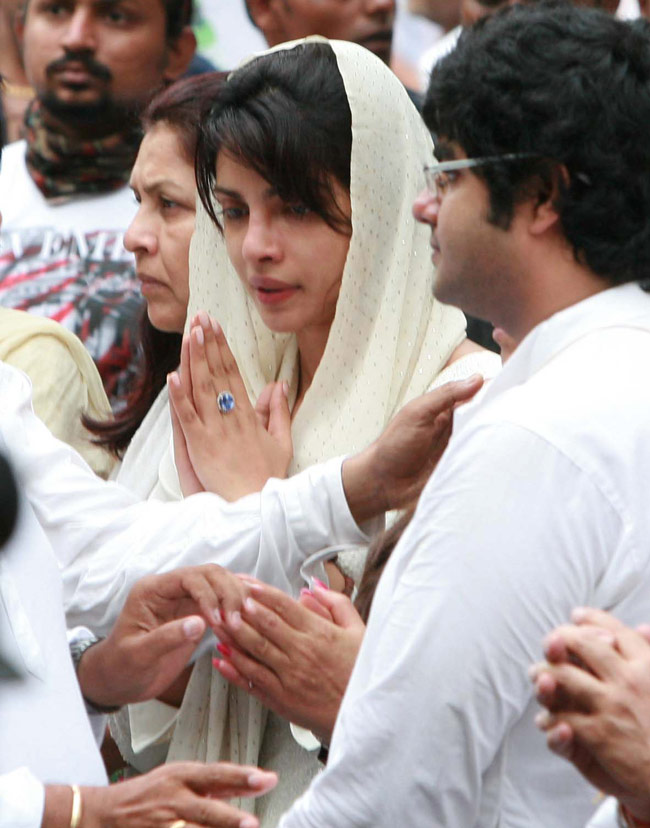 प्रियंका के पिता की अंतिम यात्रा में शामिल हुआ बॉलीवुड