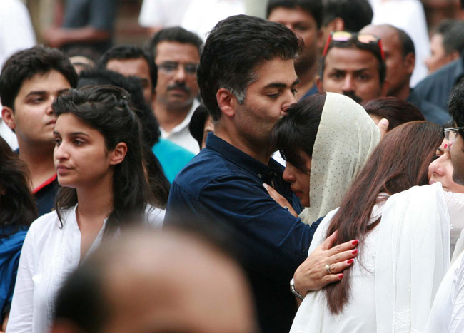 प्रियंका के पिता की अंतिम यात्रा में शामिल हुआ बॉलीवुड