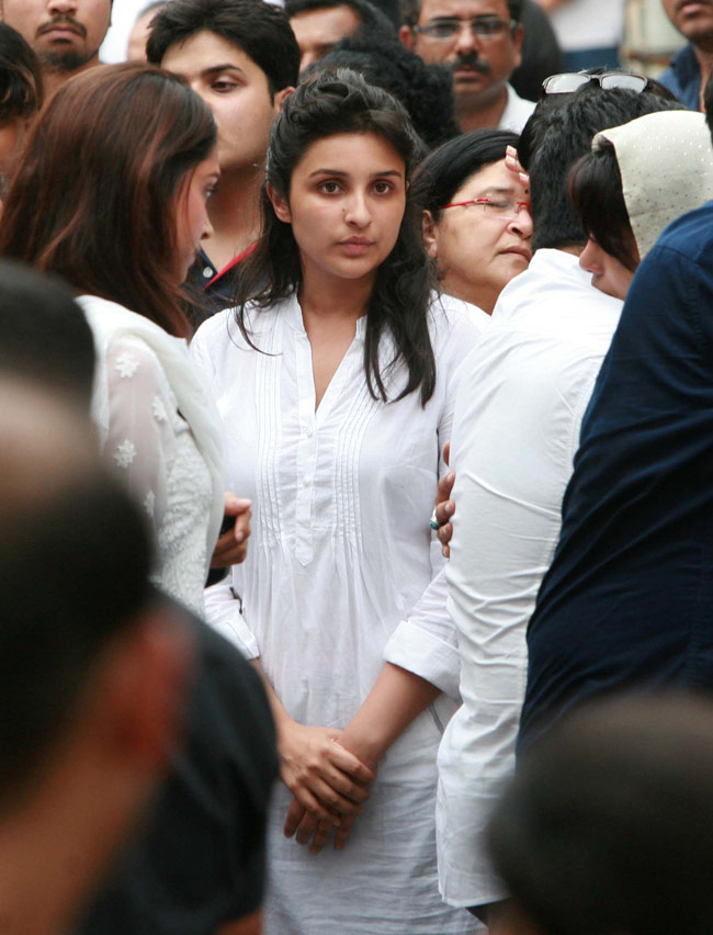 प्रियंका के पिता की अंतिम यात्रा में शामिल हुआ बॉलीवुड