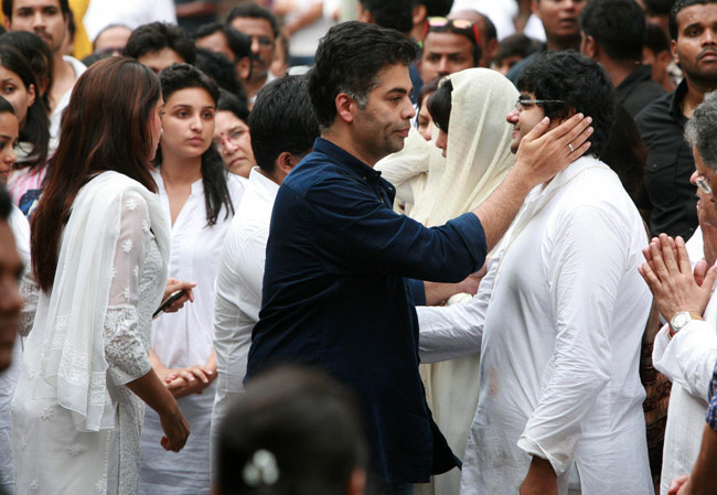 प्रियंका के पिता की अंतिम यात्रा में शामिल हुआ बॉलीवुड