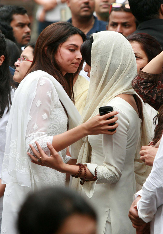 प्रियंका के पिता की अंतिम यात्रा में शामिल हुआ बॉलीवुड