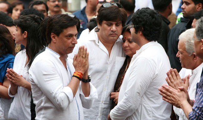 प्रियंका के पिता की अंतिम यात्रा में शामिल हुआ बॉलीवुड