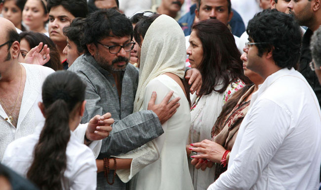 प्रियंका के पिता की अंतिम यात्रा में शामिल हुआ बॉलीवुड