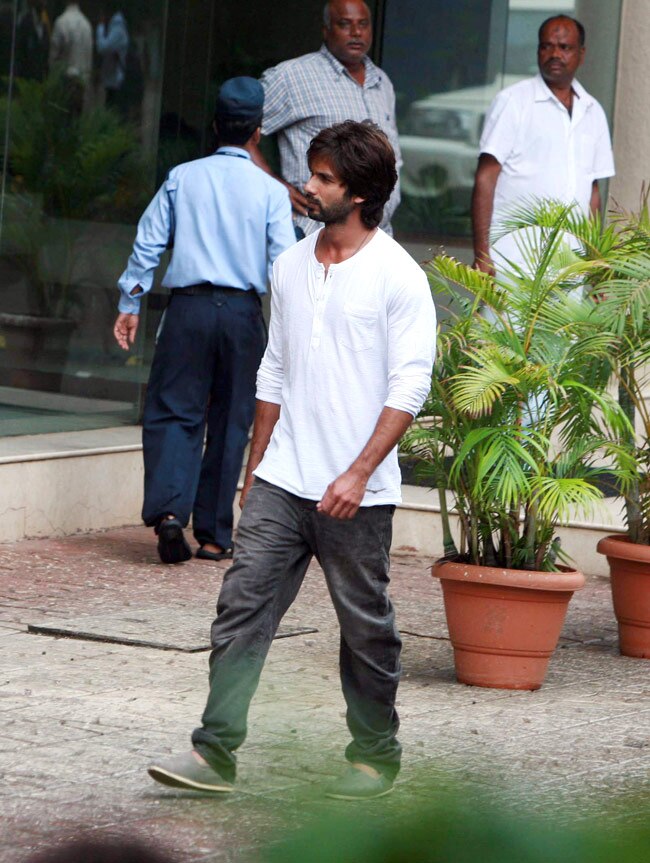 प्रियंका के पिता की अंतिम यात्रा में शामिल हुआ बॉलीवुड