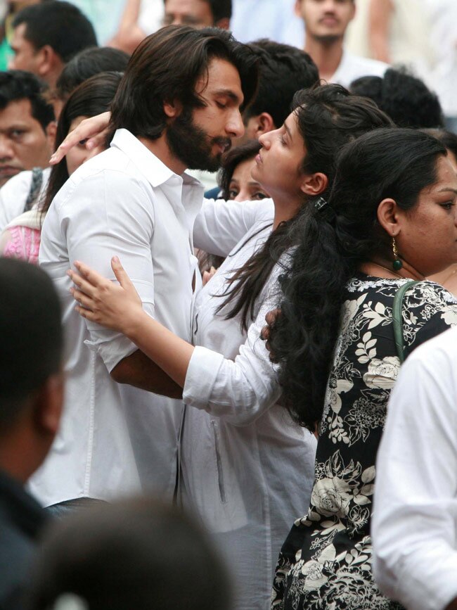 प्रियंका के पिता की अंतिम यात्रा में शामिल हुआ बॉलीवुड