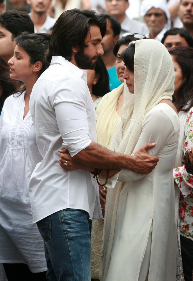 प्रियंका के पिता की अंतिम यात्रा में शामिल हुआ बॉलीवुड