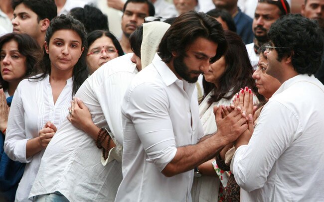 प्रियंका के पिता की अंतिम यात्रा में शामिल हुआ बॉलीवुड
