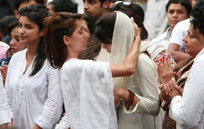 प्रियंका के पिता की अंतिम यात्रा में शामिल हुआ बॉलीवुड