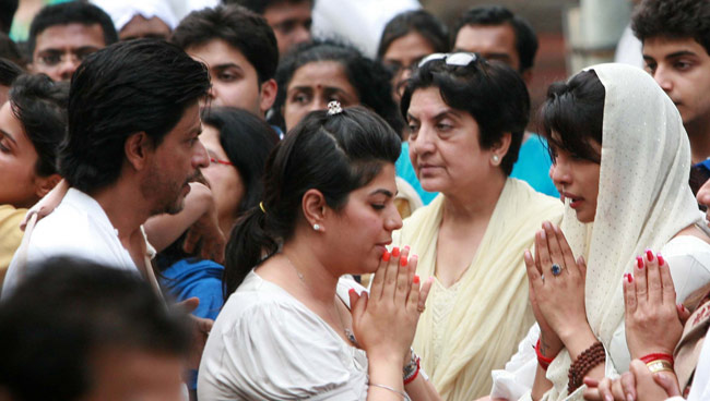 प्रियंका के पिता की अंतिम यात्रा में शामिल हुआ बॉलीवुड