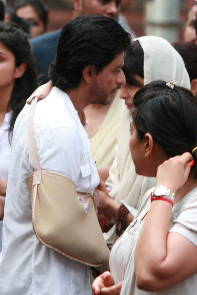 प्रियंका के पिता की अंतिम यात्रा में शामिल हुआ बॉलीवुड