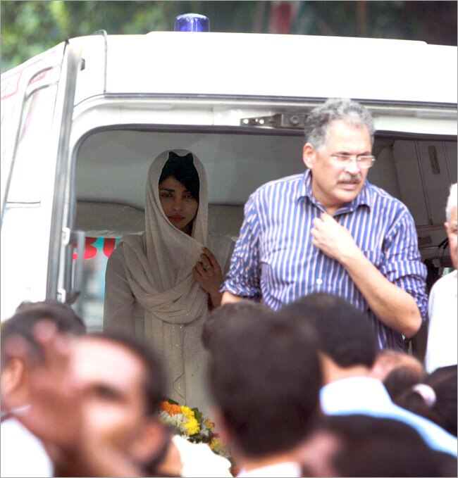 प्रियंका के पिता की अंतिम यात्रा में शामिल हुआ बॉलीवुड