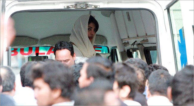 प्रियंका के पिता की अंतिम यात्रा में शामिल हुआ बॉलीवुड