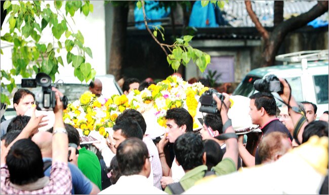 प्रियंका के पिता की अंतिम यात्रा में शामिल हुआ बॉलीवुड