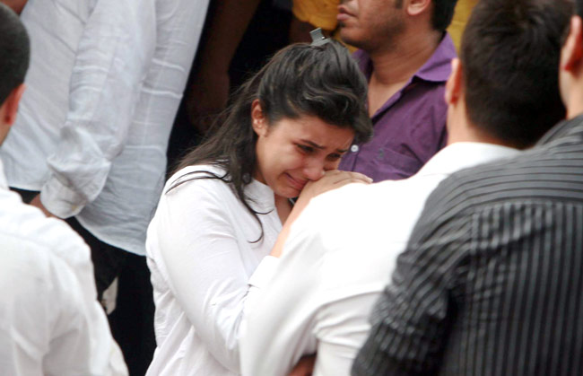 प्रियंका के पिता की अंतिम यात्रा में शामिल हुआ बॉलीवुड