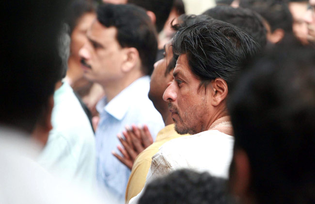 प्रियंका के पिता की अंतिम यात्रा में शामिल हुआ बॉलीवुड