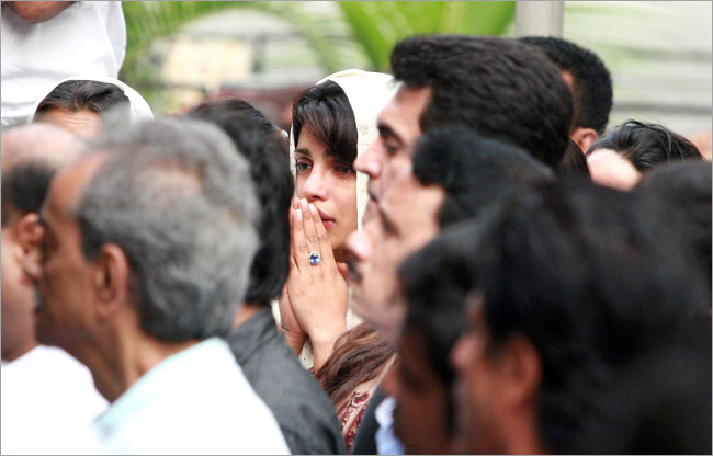 प्रियंका के पिता की अंतिम यात्रा में शामिल हुआ बॉलीवुड