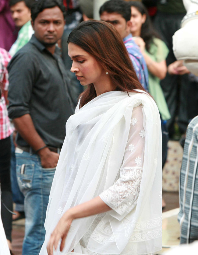 प्रियंका के पिता की अंतिम यात्रा में शामिल हुआ बॉलीवुड