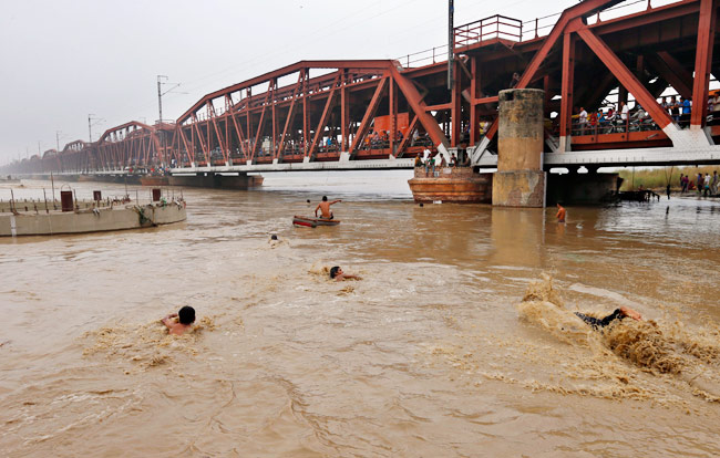 18 जून 2013: तस्वीरों में देखें दिनभर की खबरें