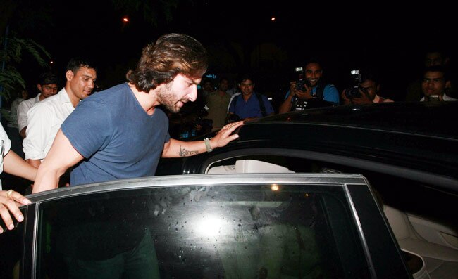 फुर्सत के पलों में नजर आए सैफ अली और बेगम करीना