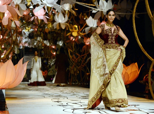 इंडिया ब्राइडल वीकः सोनम कपूर और नर्गिस फाखरी ने बिखेरे जलवे