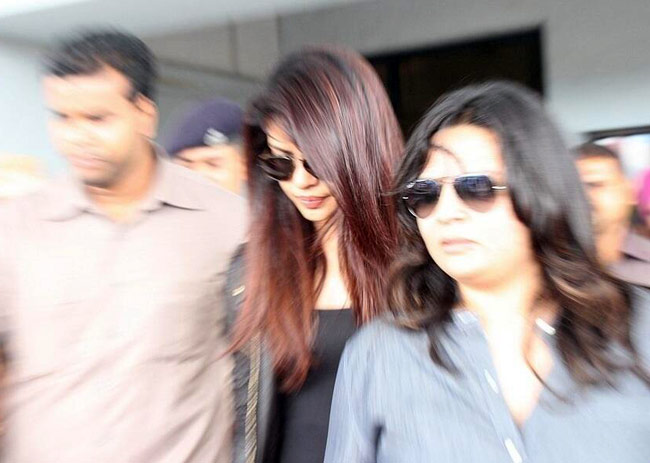 इम्फाल में मेरीकॉम से मिलने पहुंची प्रियंका चोपड़ा...