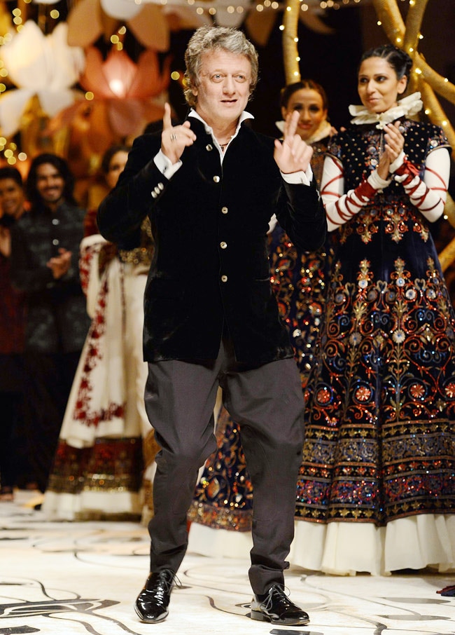 इंडिया ब्राइडल वीकः सोनम कपूर और नर्गिस फाखरी ने बिखेरे जलवे