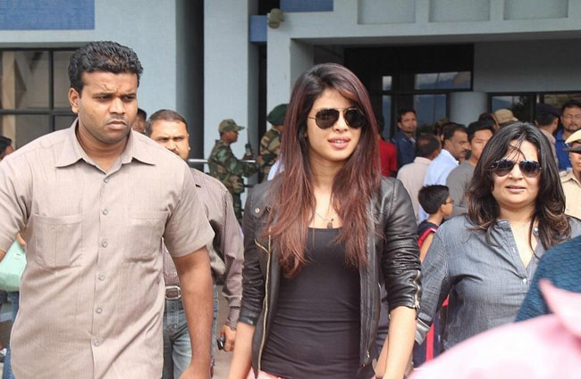 इम्फाल में मेरीकॉम से मिलने पहुंची प्रियंका चोपड़ा...