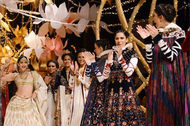 इंडिया ब्राइडल वीकः सोनम कपूर और नर्गिस फाखरी ने बिखेरे जलवे