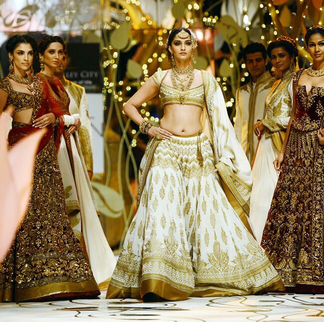 इंडिया ब्राइडल वीकः सोनम कपूर और नर्गिस फाखरी ने बिखेरे जलवे