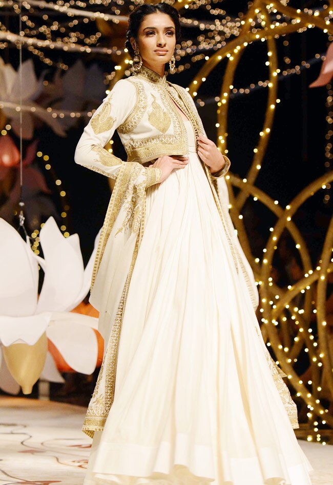 इंडिया ब्राइडल वीकः सोनम कपूर और नर्गिस फाखरी ने बिखेरे जलवे