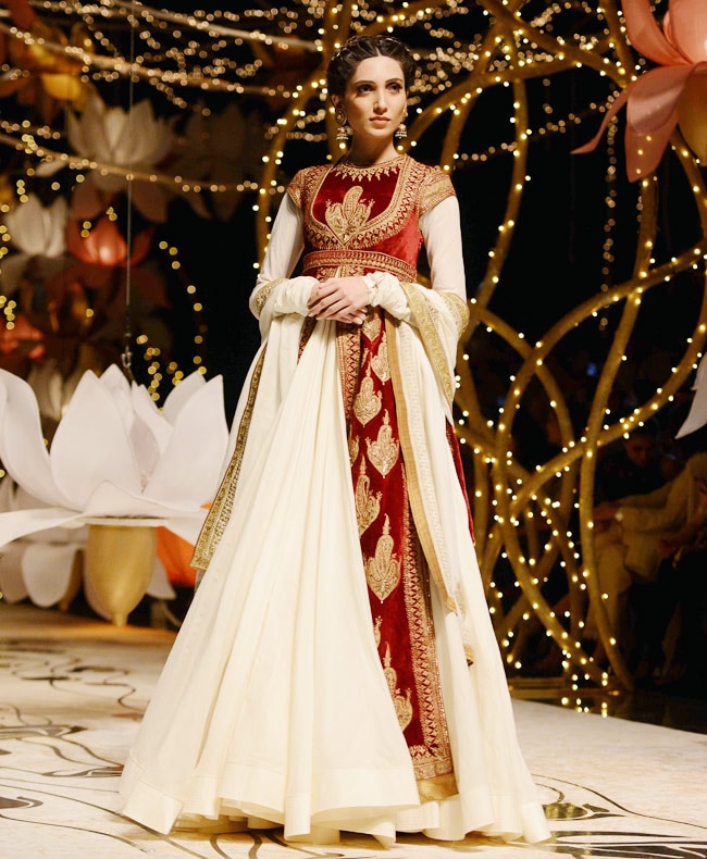 इंडिया ब्राइडल वीकः सोनम कपूर और नर्गिस फाखरी ने बिखेरे जलवे