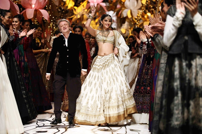 इंडिया ब्राइडल वीकः सोनम कपूर और नर्गिस फाखरी ने बिखेरे जलवे