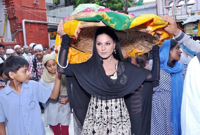 इबादत करने निजामुद्दीन दरगाह पहुंची वीना मलिक   | विवादित फोटो