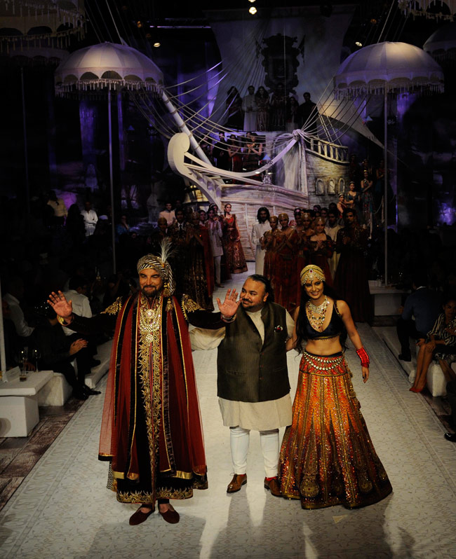 ब्राइडल फैशन वीक में राजकुमारी बन रैंप पर उतरी कंगना