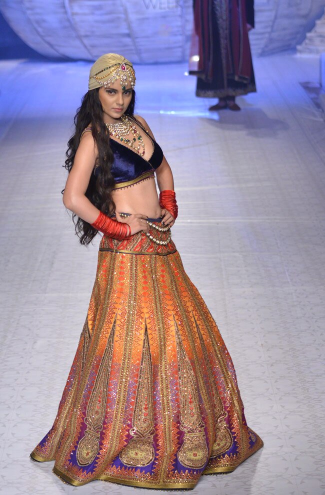 ब्राइडल फैशन वीक में राजकुमारी बन रैंप पर उतरी कंगना