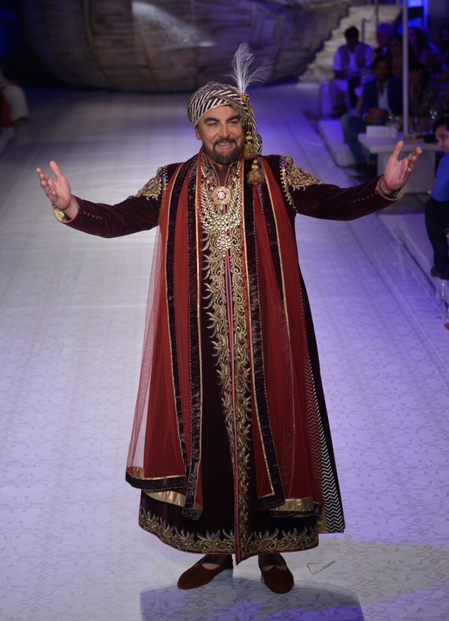 ब्राइडल फैशन वीक में राजकुमारी बन रैंप पर उतरी कंगना