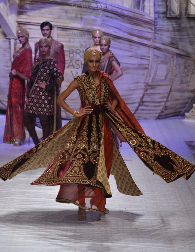 ब्राइडल फैशन वीक में राजकुमारी बन रैंप पर उतरी कंगना