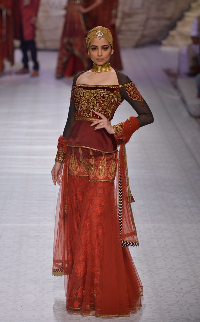 ब्राइडल फैशन वीक में राजकुमारी बन रैंप पर उतरी कंगना