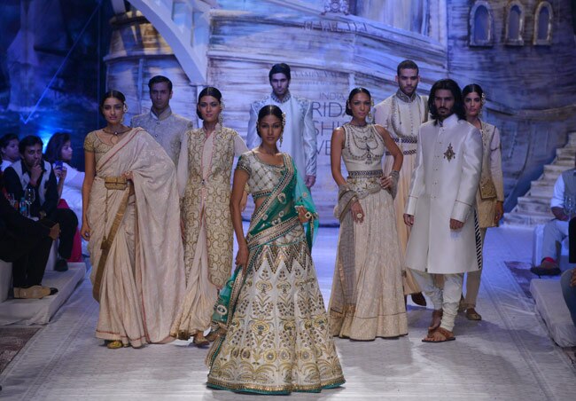 ब्राइडल फैशन वीक में राजकुमारी बन रैंप पर उतरी कंगना