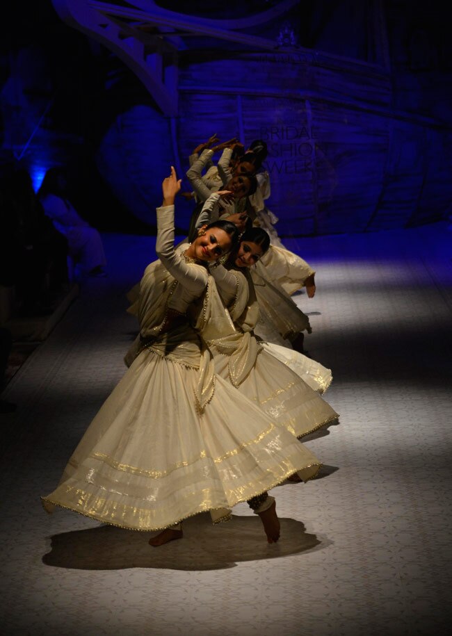 ब्राइडल फैशन वीक में राजकुमारी बन रैंप पर उतरी कंगना